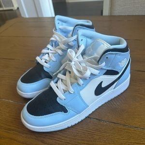 Air Jordan 1 Mid YOUTH size 7